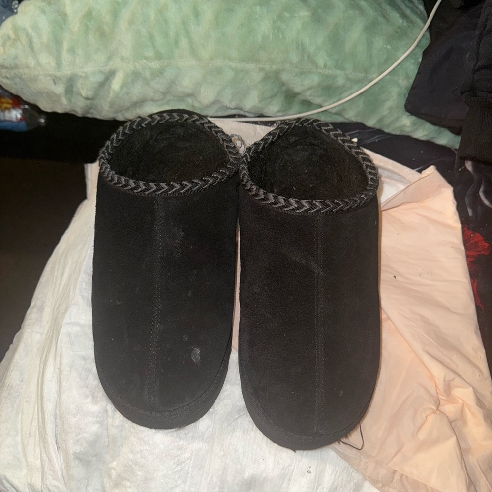 Woman’s Bearpaw Black Suede Slippers